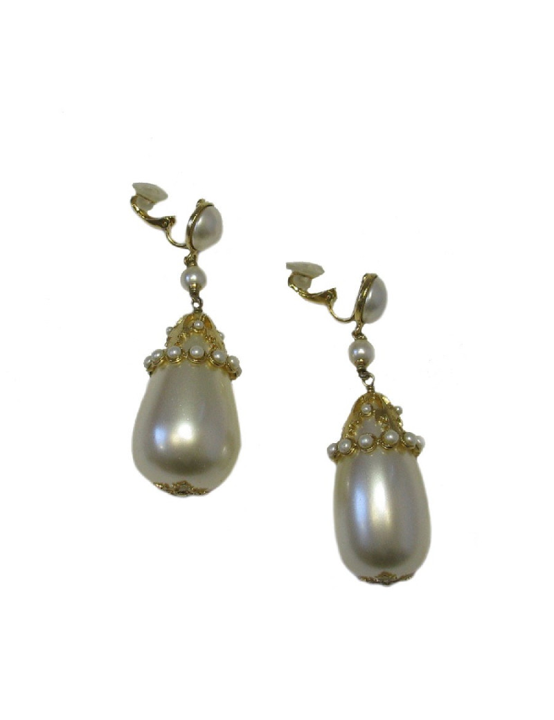 CHANEL Pendant clip-on earrings in gilt metal and pearls