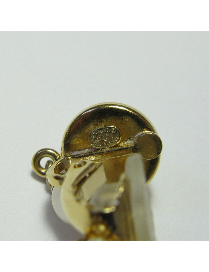 CHANEL Pendant clip-on earrings in gilt metal and pearls