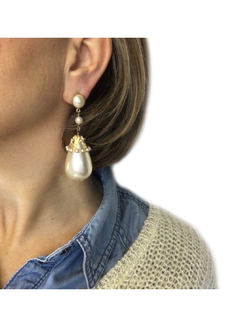 CHANEL Pendant clip-on earrings in gilt metal and pearls