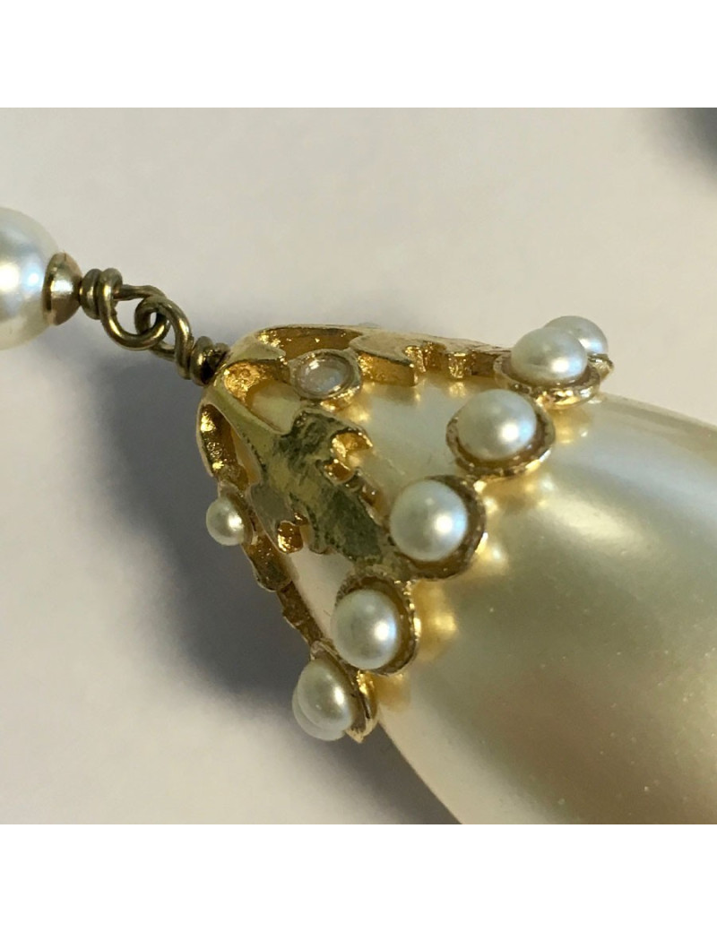 CHANEL Pendant clip-on earrings in gilt metal and pearls