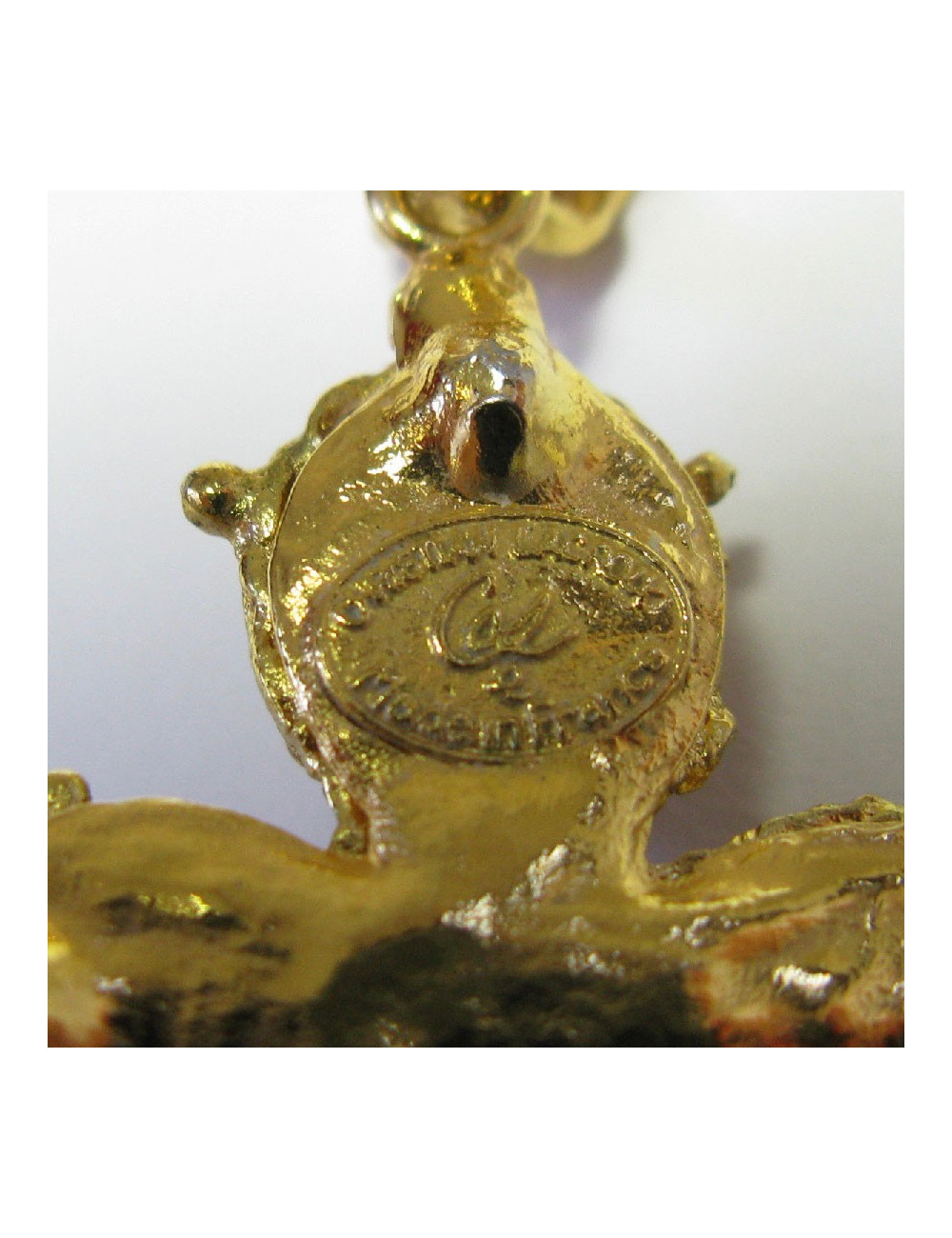 Pendentif CHRISTIAN LACROIX doré et strass de couleur