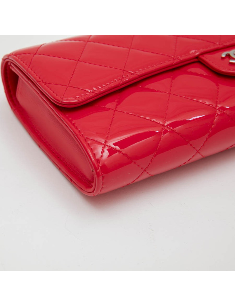 CHANEL clutch in coral varnished quilted leather