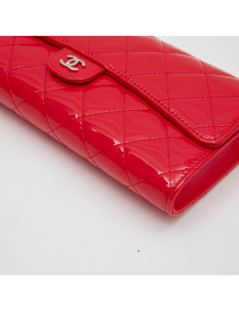 CHANEL clutch in coral varnished quilted leather
