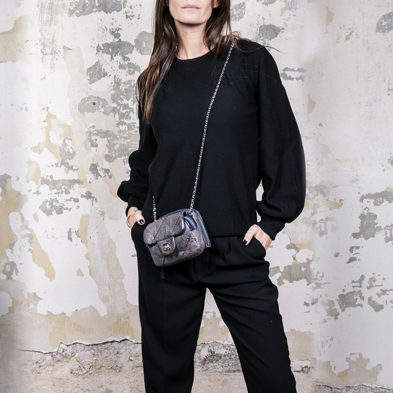Chanel  Mini sac à rabat rectangulaire classique en cuir dagneau  matelassé corail En vente sur 1stDibs