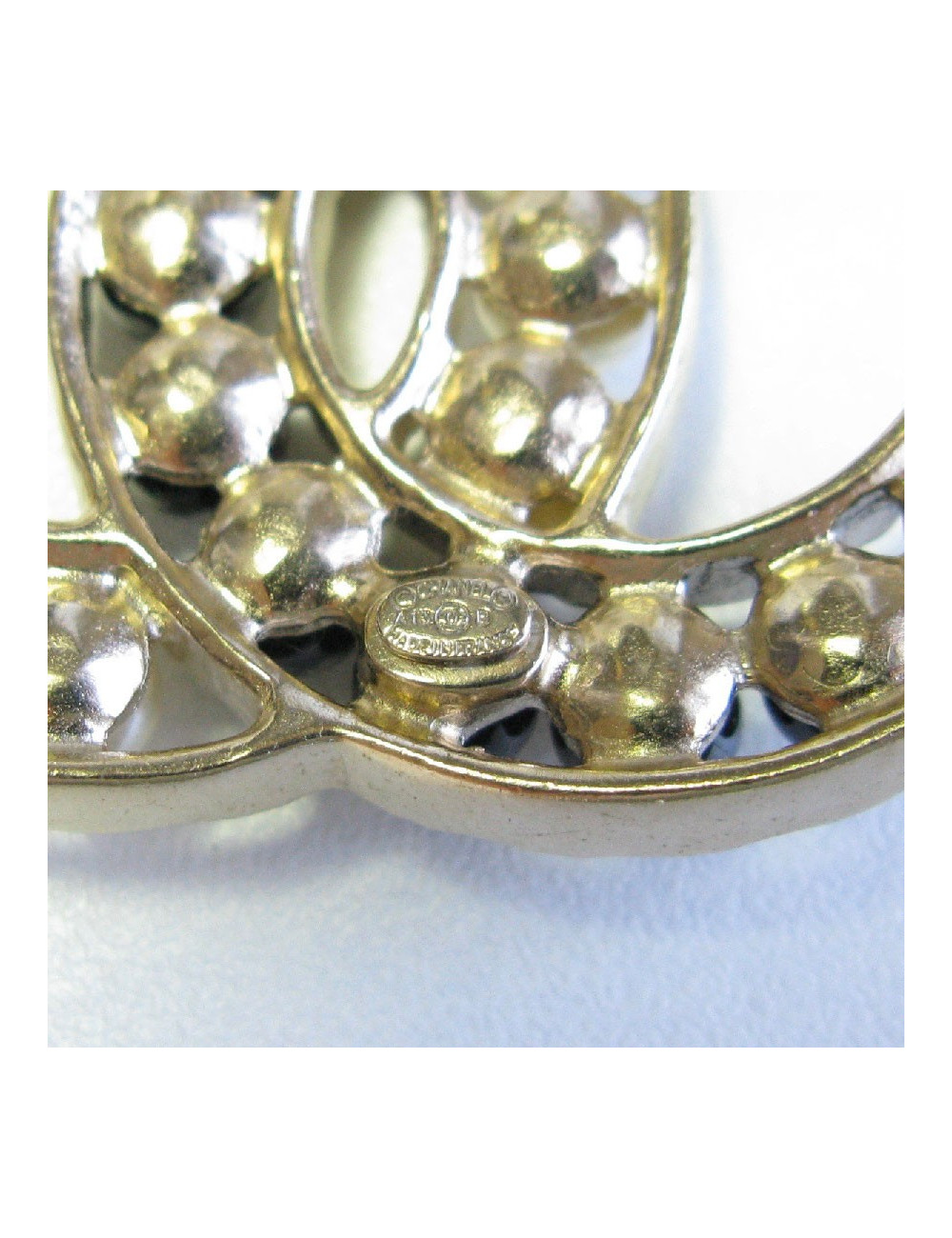 Broche CHANEL perles nacrées et noires