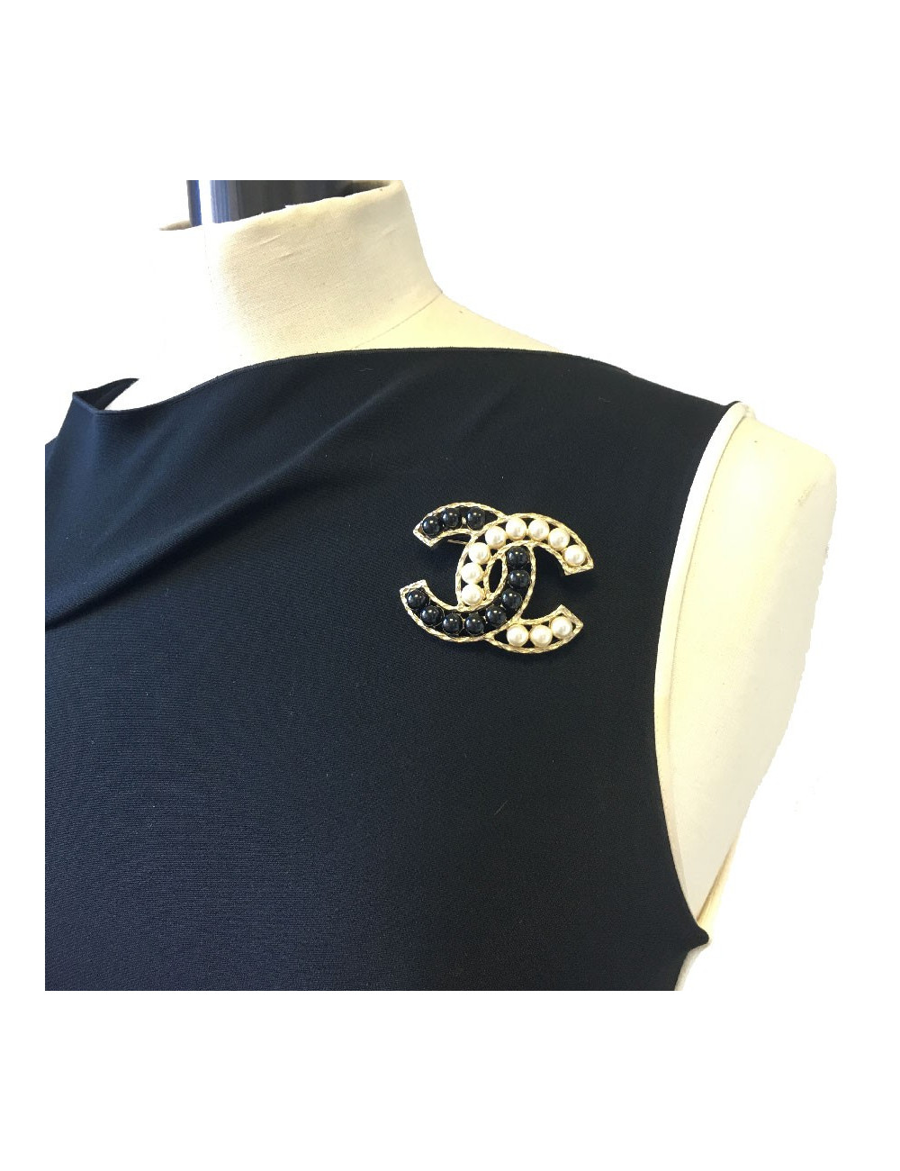 Broche CHANEL perles nacrées et noires