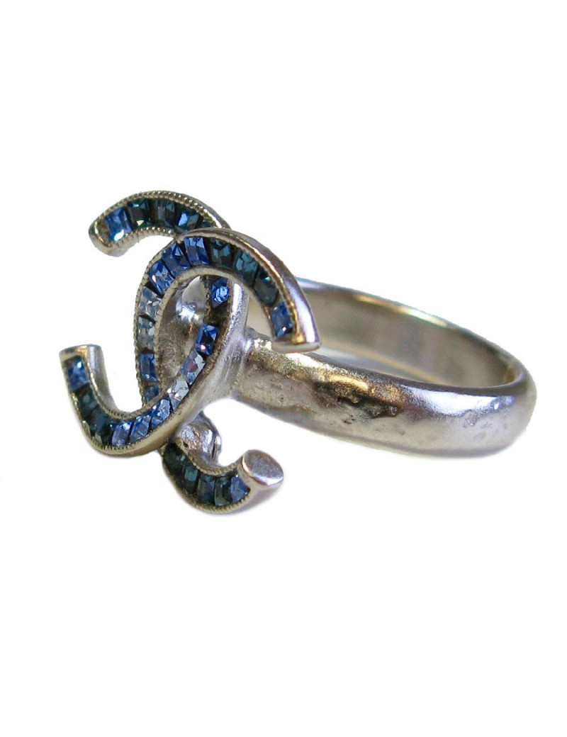 Bague CHANEL CC T53 en métal argenté et strass carré bleu
