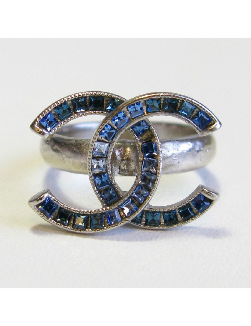 Bague CHANEL CC T53 en métal argenté et strass carré bleu