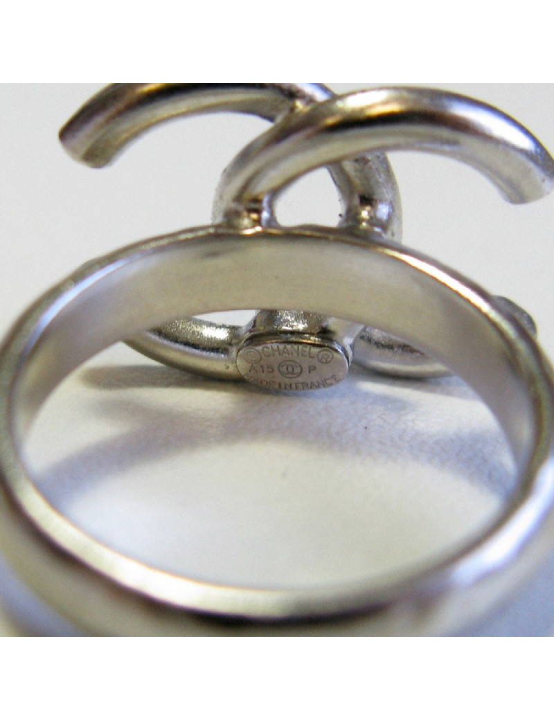 Bague CHANEL CC T53 en métal argenté et strass carré bleu