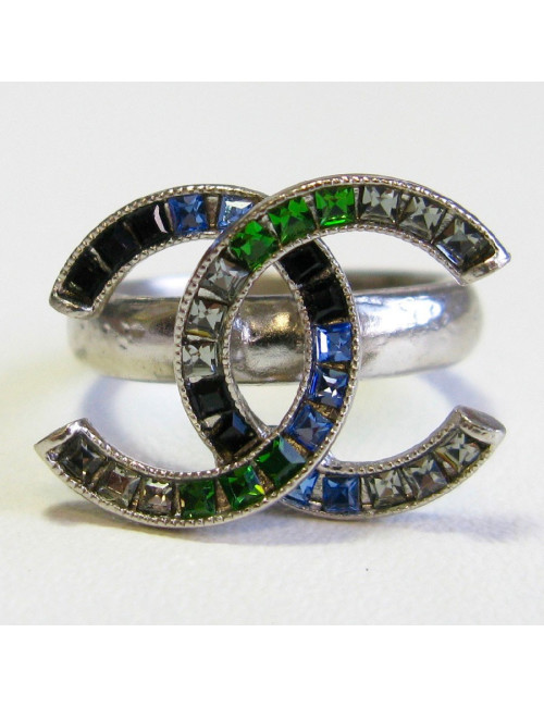 Bague CHANEL CC T50 en métal argenté et strass bleu et vert