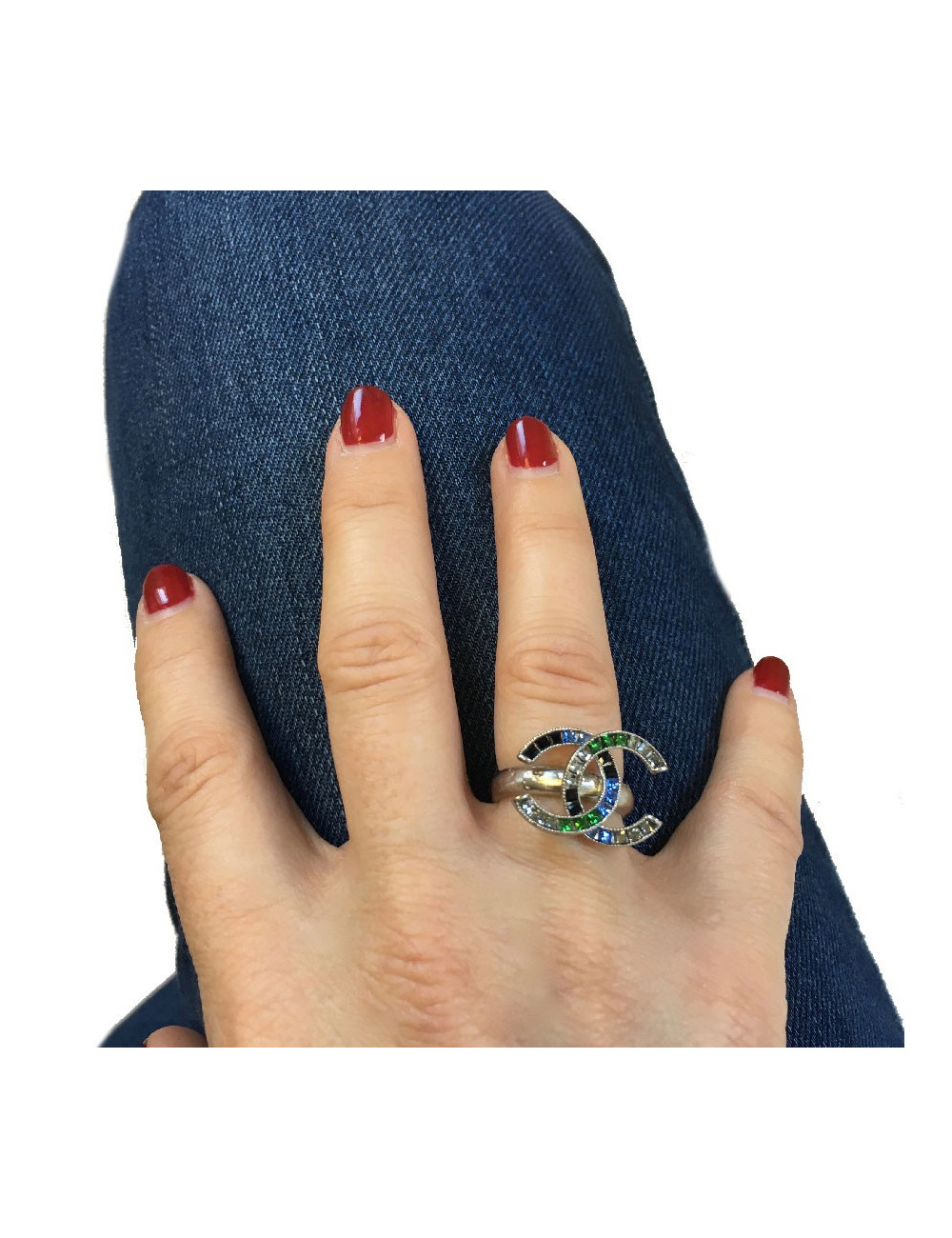 Bague CHANEL CC T50 en métal argenté et strass bleu et vert