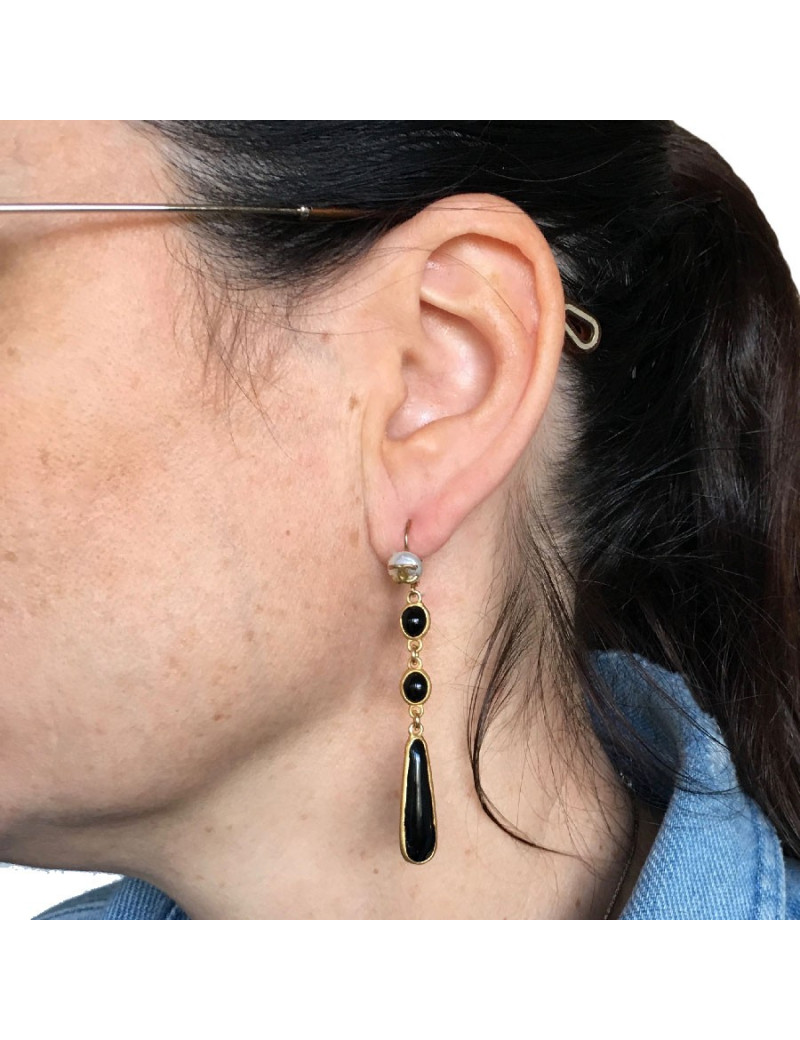 Boucles d'oreille clous CHANEL pendants en pâte de verre noir, perle nacrée