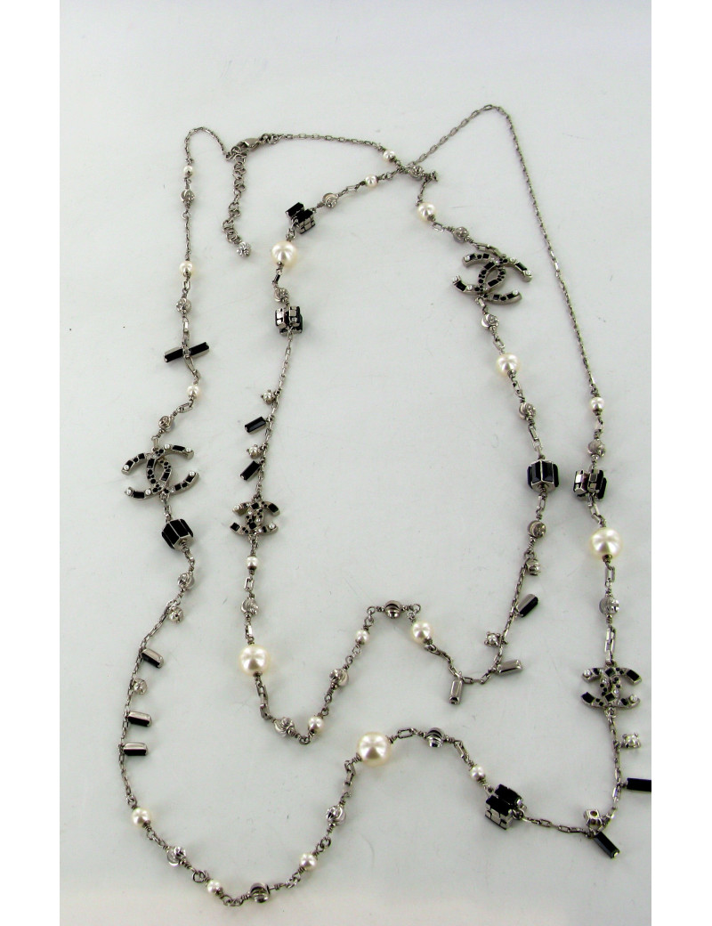 Sautoir CHANEL perles nacrées et cabochons noirs