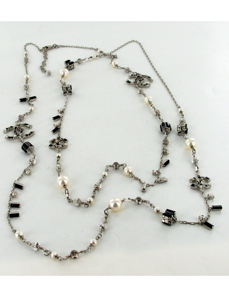 Sautoir CHANEL perles nacrées et cabochons noirs