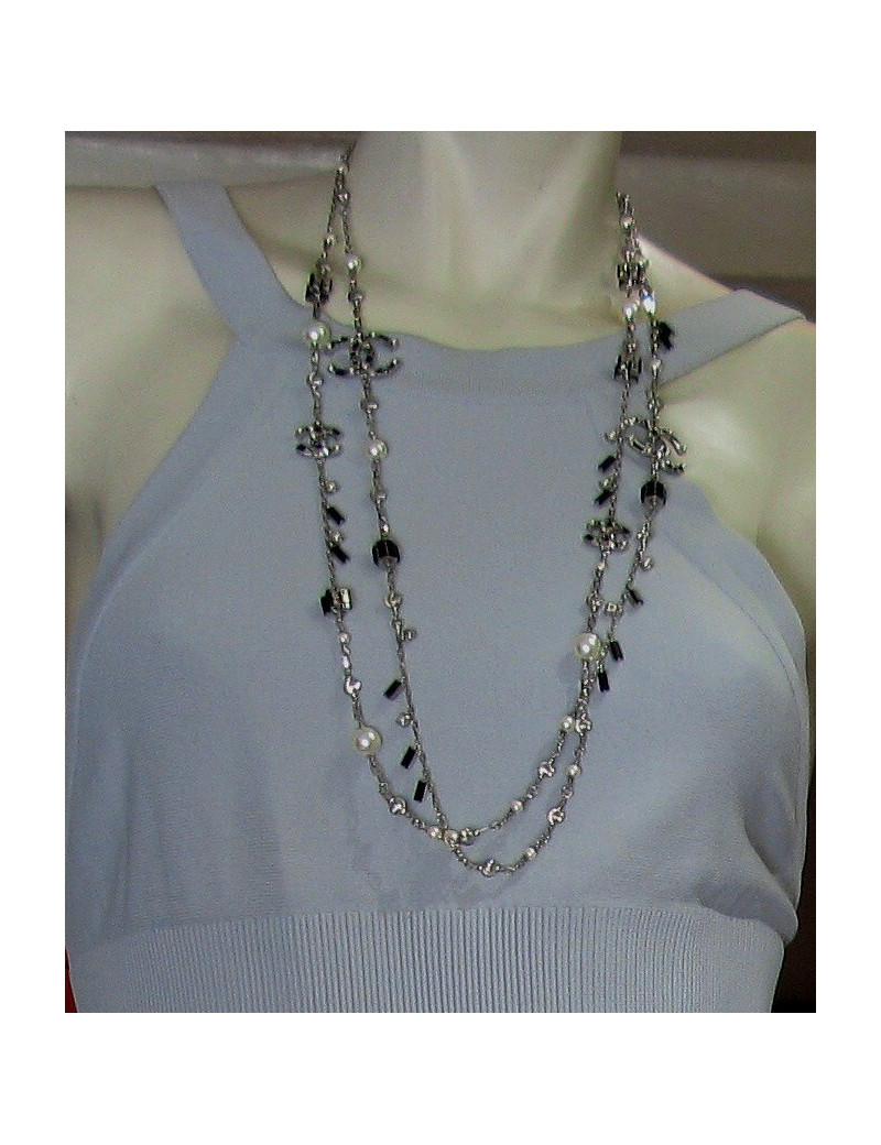 Sautoir CHANEL perles nacrées et cabochons noirs