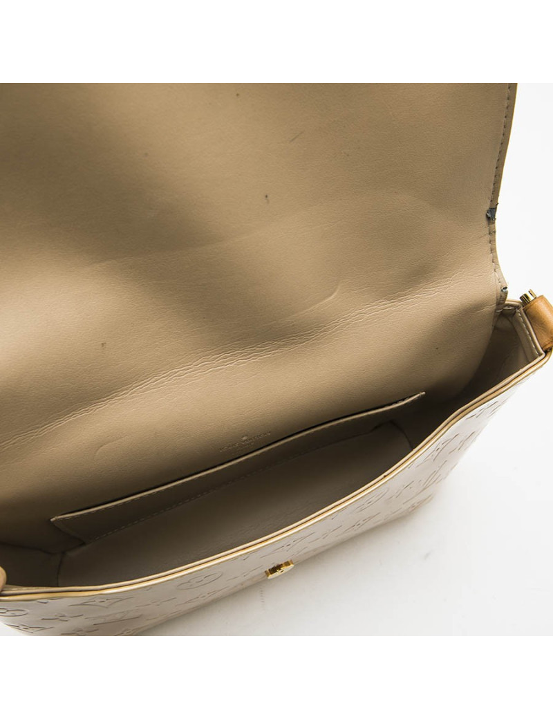  LOUIS VUITTON bag in beige patent leather