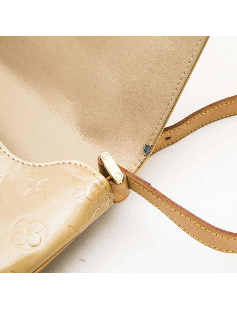  LOUIS VUITTON bag in beige patent leather