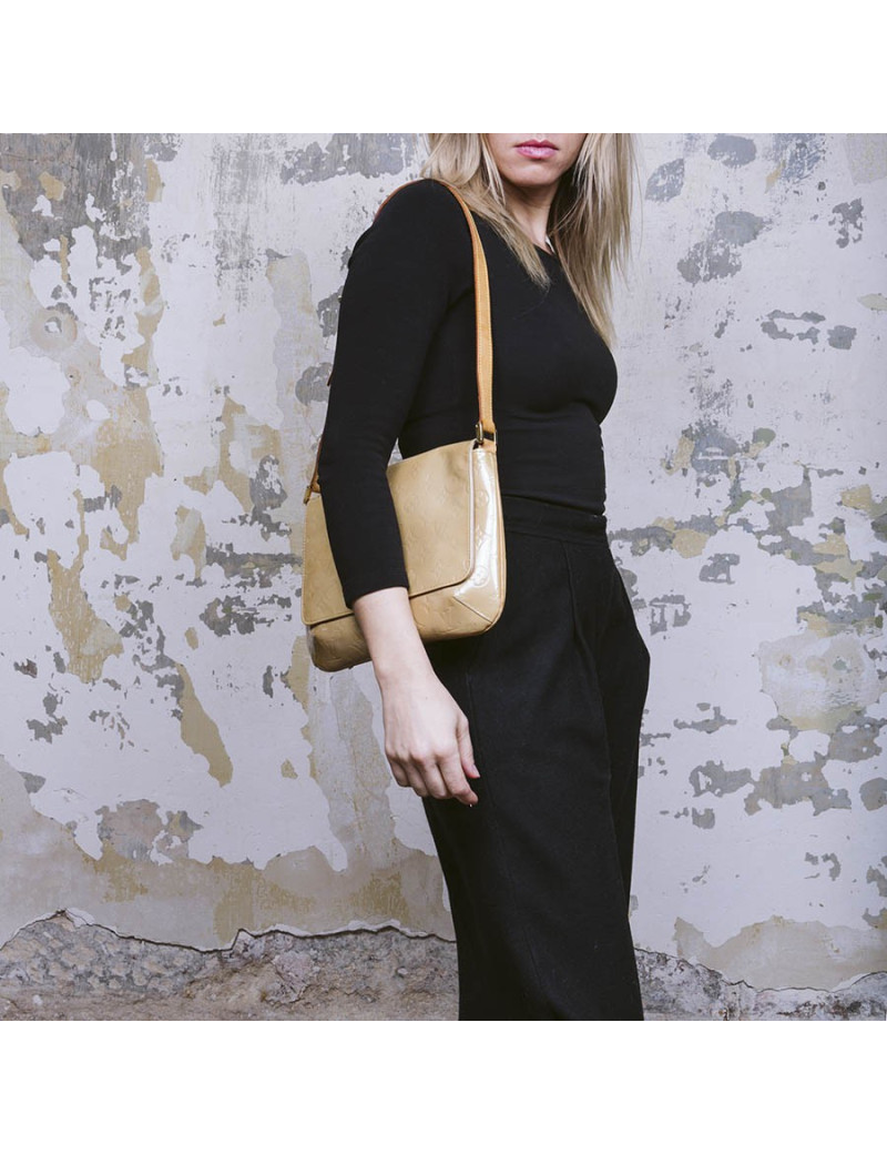  LOUIS VUITTON bag in beige patent leather