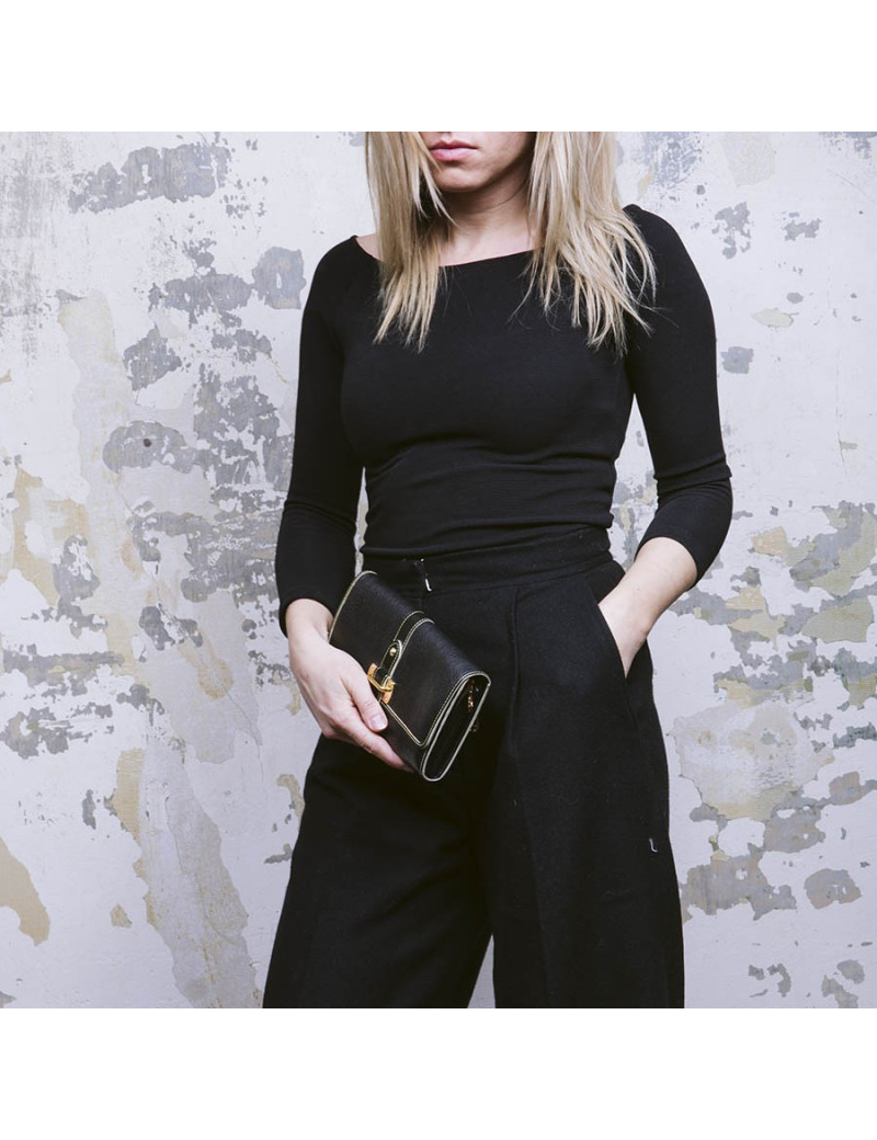 LOUIS VUITTON clutch in black grained leather with saddle stitching