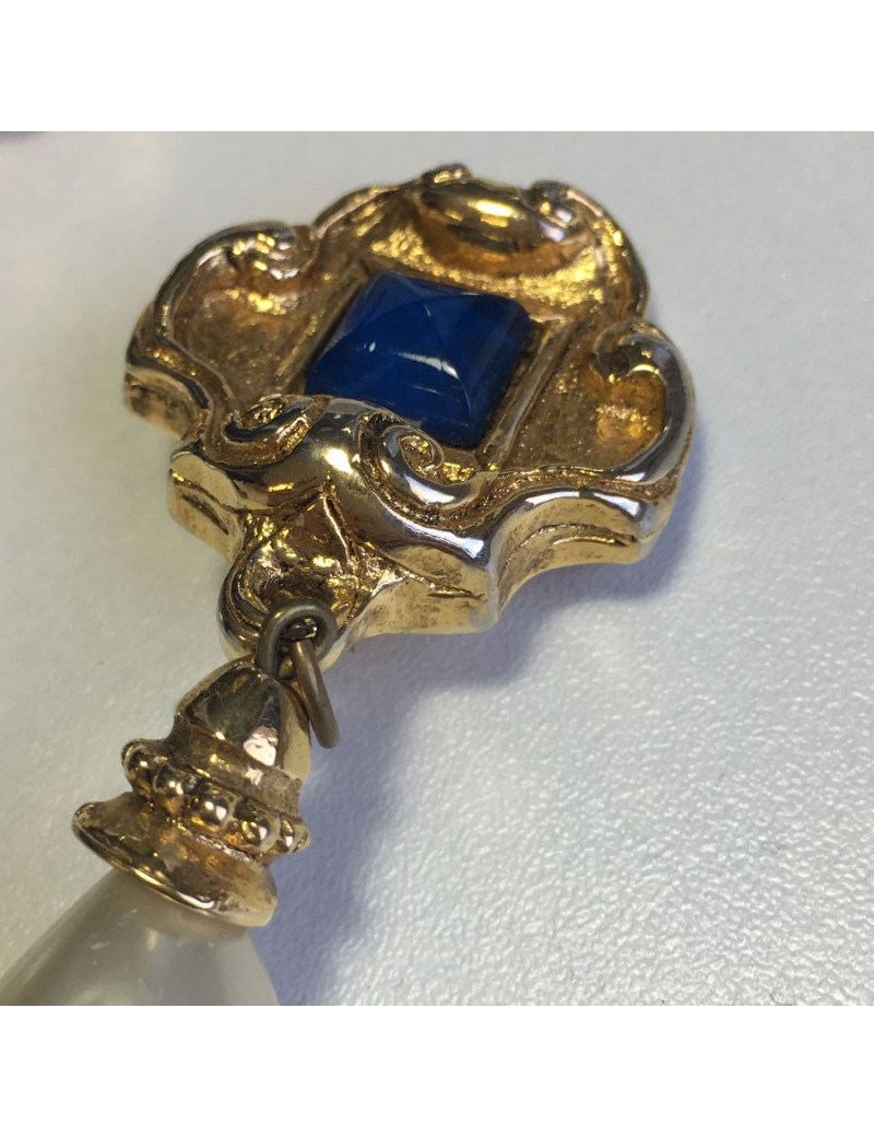 Boucles d'oreille clips pendantes NON SIGNEES en métal doré et perle nacrée