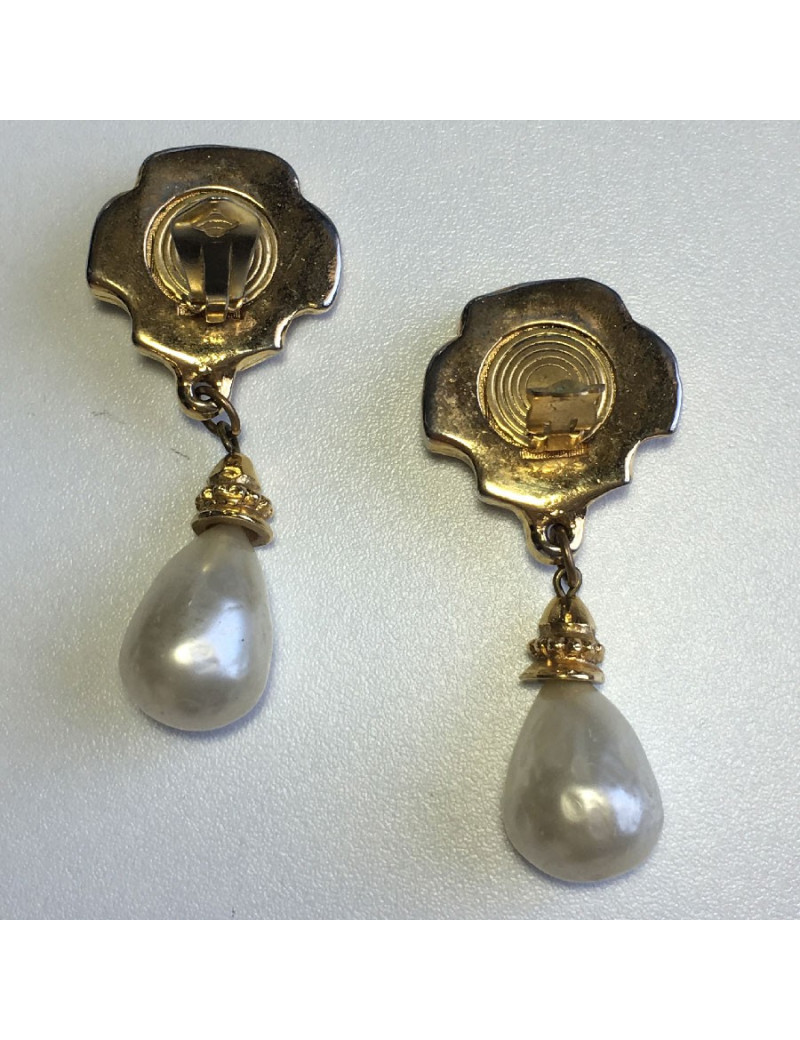 Boucles d'oreille clips pendantes NON SIGNEES en métal doré et perle nacrée