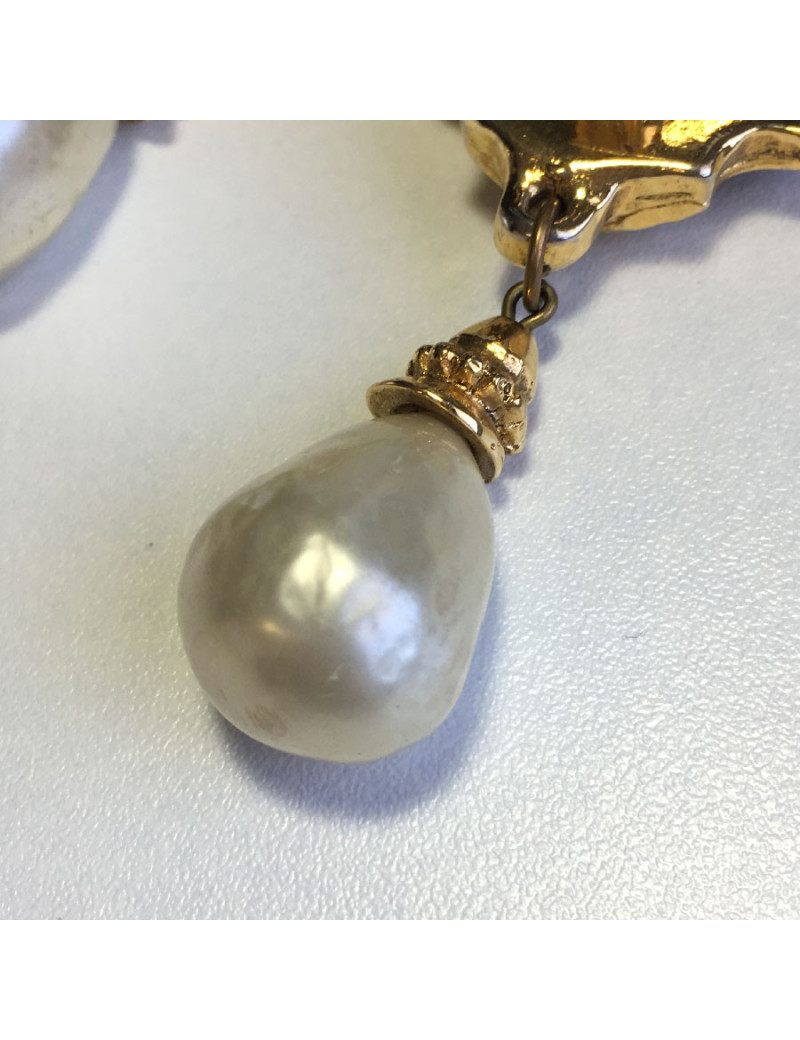 Boucles d'oreille clips pendantes NON SIGNEES en métal doré et perle nacrée