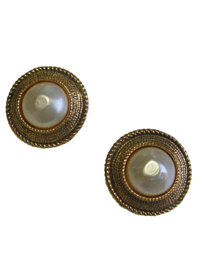 Boucles d'oreille clips CHANEL Couture en métal doré et perle nacrée