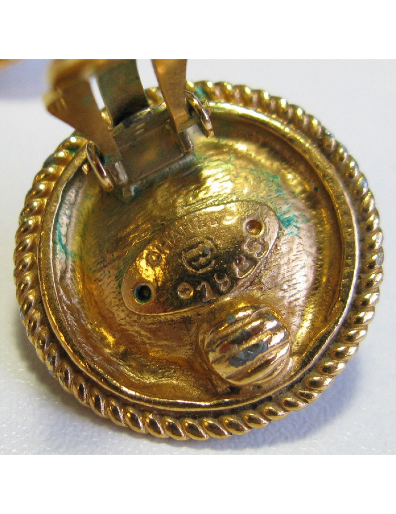 Boucles d'oreille clips CHANEL Couture en métal doré et perle nacrée