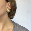 Boucles d'oreille clips CHANEL Couture en métal doré et perle nacrée