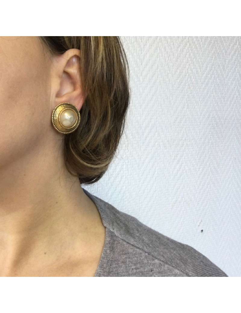 Boucles d'oreille clips CHANEL Couture en métal doré et perle nacrée