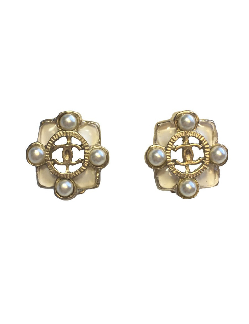Boucles d'oreille clips CHANEL en résine ivoire, perle nacrée et métal doré