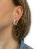 Boucles d'oreille clips CHANEL en résine ivoire, perle nacrée et métal doré