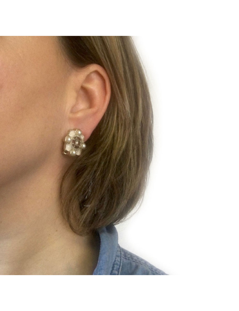 Boucles d'oreille clips CHANEL en résine ivoire, perle nacrée et métal doré