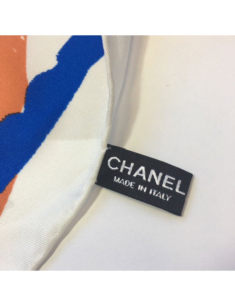 Carré CHANEL camélia en soie multicolore
