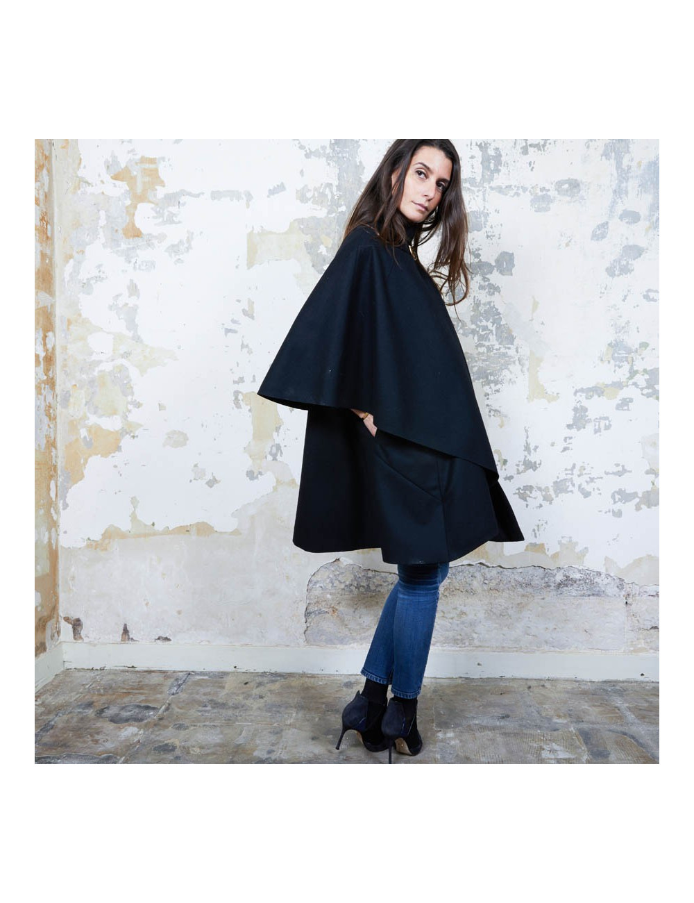 CHANEL T 34 Paris Shanghai Mid-length cape in black wool and cashmere size 34FR