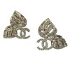 Boucles d'oreille clous CHANEL en métal doré serties de strass et petites perles nacrées