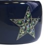 PRIX xxx Manchette CHANEL en résine bleu laqué, CC et étoile avec inclusions de strass 