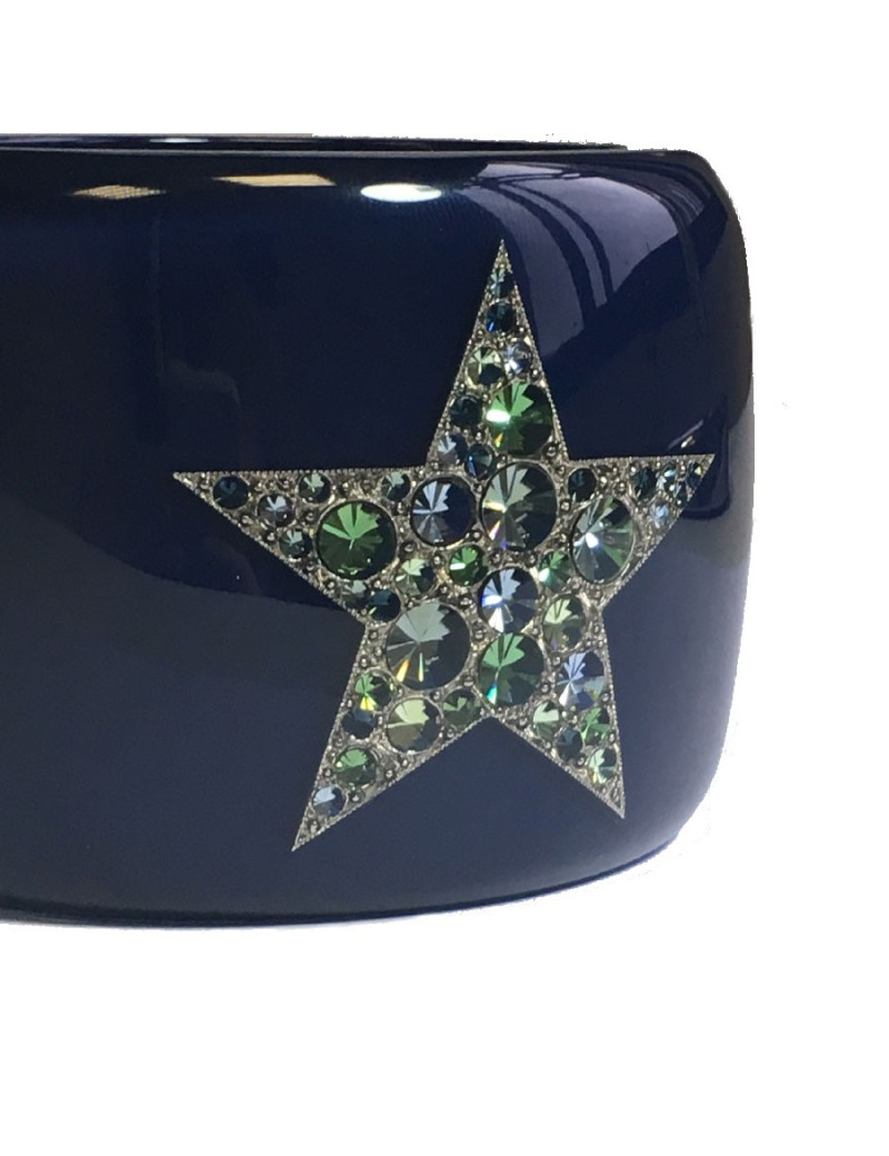 PRIX xxx Manchette CHANEL en résine bleu laqué, CC et étoile avec inclusions de strass 