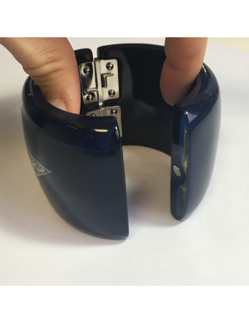 CHANEL cuff bracelet in blue lacquered resin and inclusion of rhinestones