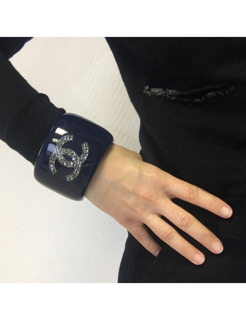 CHANEL cuff bracelet in blue lacquered resin and inclusion of rhinestones