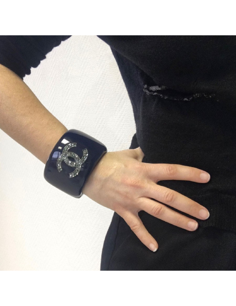 CHANEL cuff bracelet in blue lacquered resin and inclusion of rhinestones