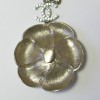 Collier CHANEL en métal doré, camélia beige, strass et perles