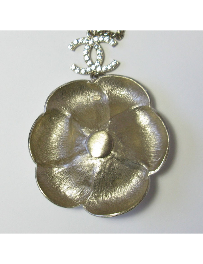 CHANEL necklace in gilded chain and white camellia pendant