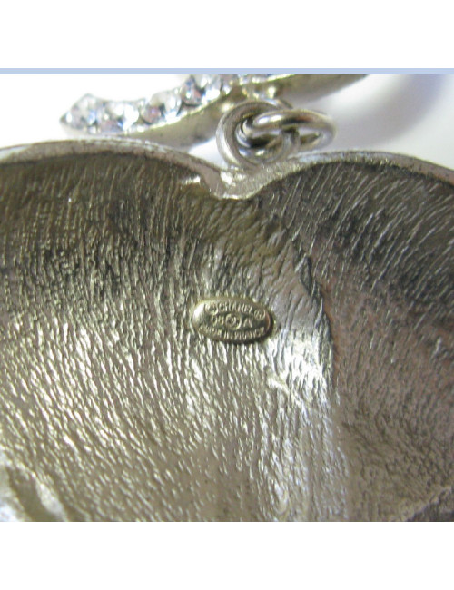 Collier CHANEL en métal doré, camélia beige, strass et perles