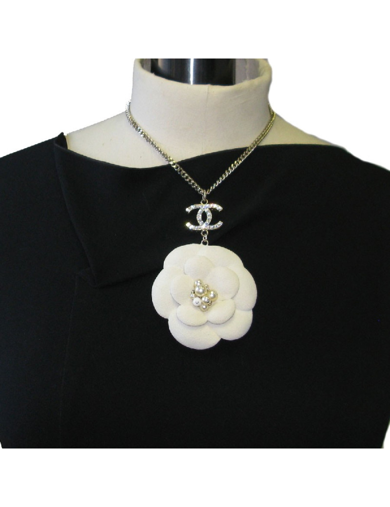 CHANEL necklace in gilded chain and white camellia pendant