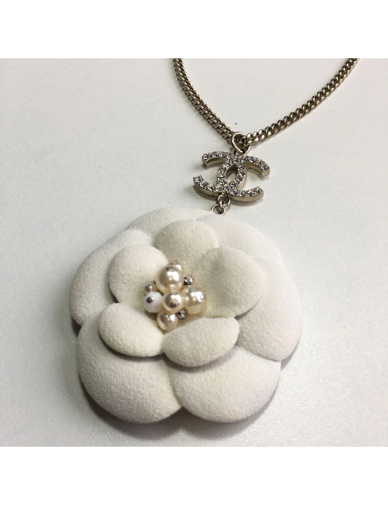 CHANEL necklace in gilded chain and white camellia pendant