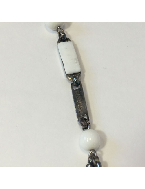 Ceinture sautoir CHANEL en pâte de verre blanche et transparente, et métal argenté