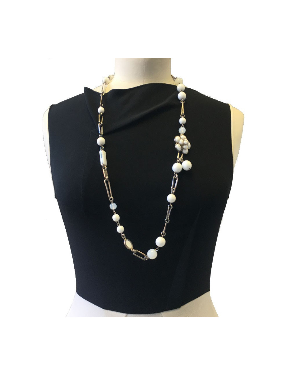 Ceinture sautoir CHANEL en pâte de verre blanche et transparente, et métal argenté