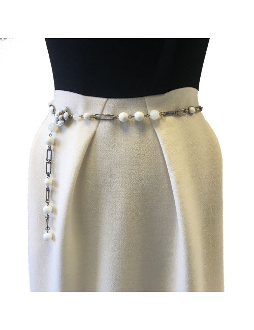 Ceinture sautoir CHANEL en pâte de verre blanche et transparente, et métal argenté