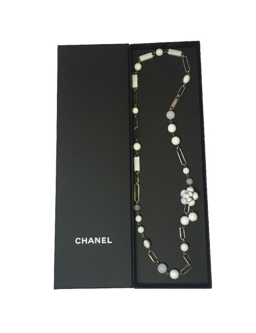 Ceinture sautoir CHANEL en pâte de verre blanche et transparente, et métal argenté